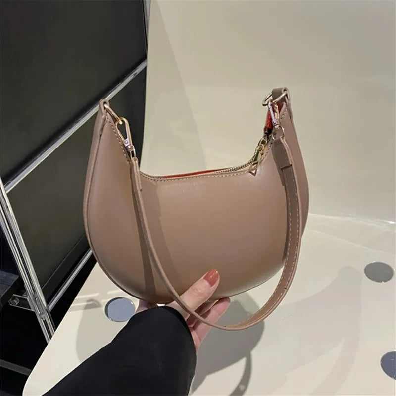 New Fashionable High-end Moon-shaped Baseball Bag, Showing Luxury, Women's Single Shoulder Bag
