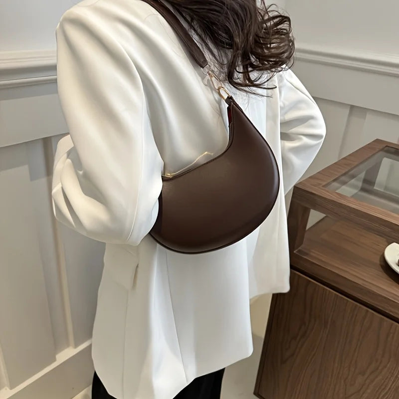 New Fashionable High-end Moon-shaped Baseball Bag, Showing Luxury, Women's Single Shoulder Bag