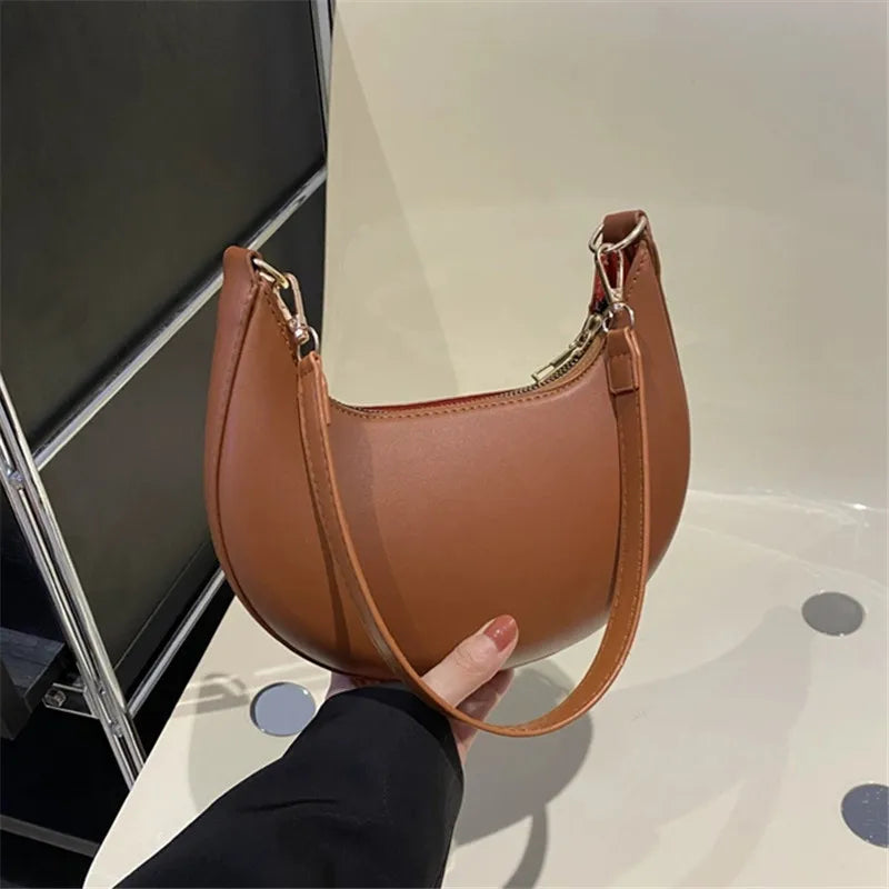 New Fashionable High-end Moon-shaped Baseball Bag, Showing Luxury, Women's Single Shoulder Bag