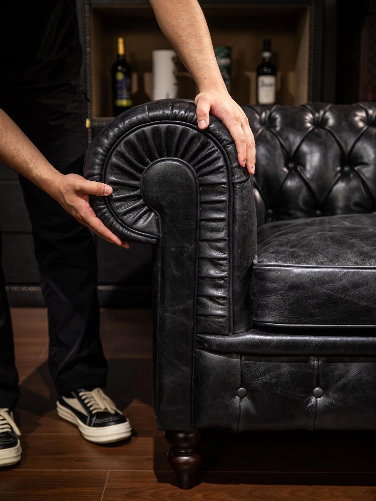 American classic tufted sofa, vintage cigar bar whiskey straight row sofa, oil wax leather café sofa