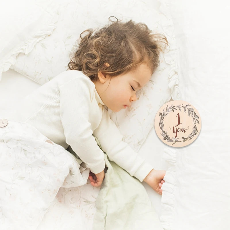 8Pcs Wooden Baby Milestone Cards Number Monthly Memorial Cards Wooden Engraved Age Photography Accessories Baby Birthing Gift